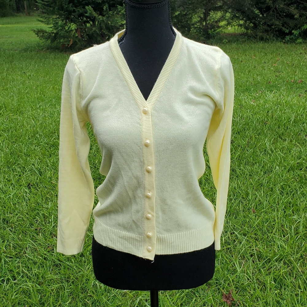 Beautiful pale yellow cardigan sweater EUC